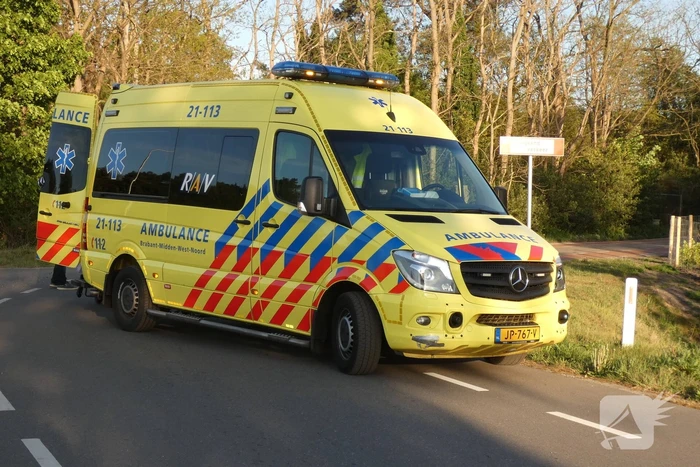 Wielrenner gaat onderuit en raakt gewond