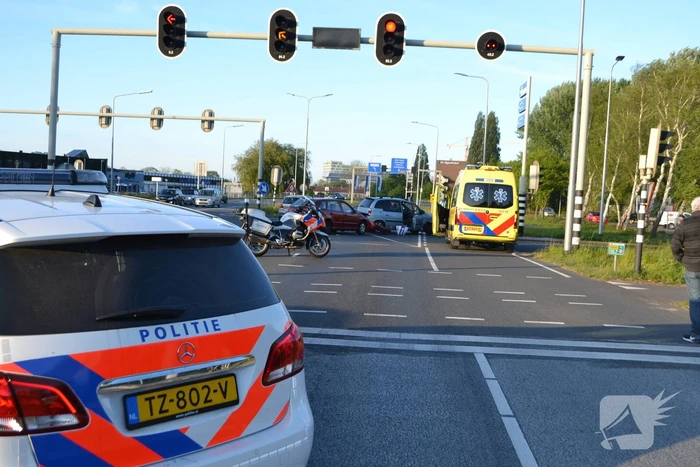 Bestuurder rijdt door rood en veroorzaakt ongeval