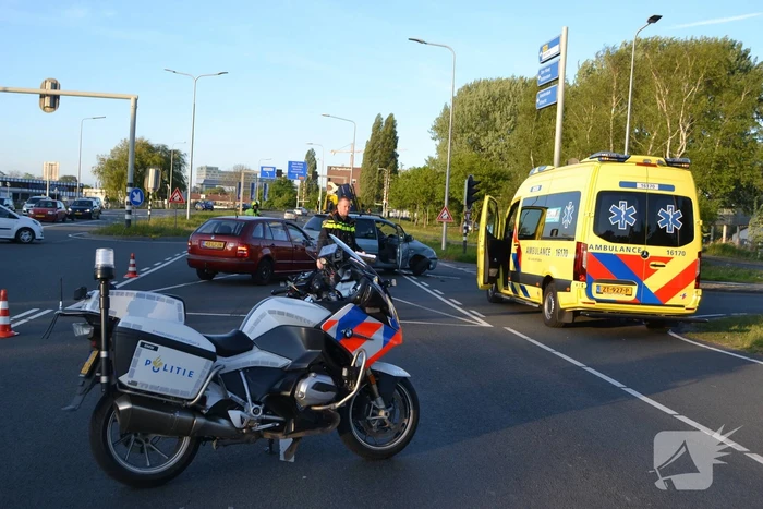 Bestuurder rijdt door rood en veroorzaakt ongeval