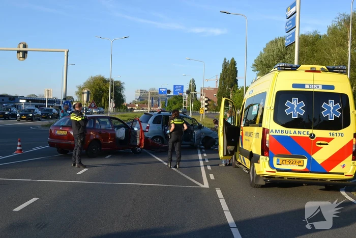 Bestuurder rijdt door rood en veroorzaakt ongeval