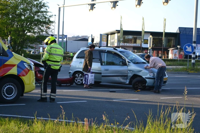 Bestuurder rijdt door rood en veroorzaakt ongeval