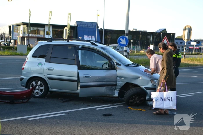 Bestuurder rijdt door rood en veroorzaakt ongeval