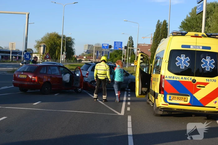 Bestuurder rijdt door rood en veroorzaakt ongeval