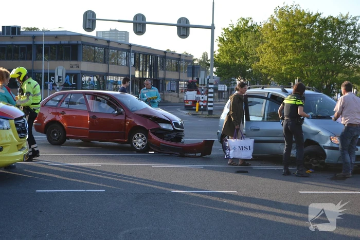 Bestuurder rijdt door rood en veroorzaakt ongeval