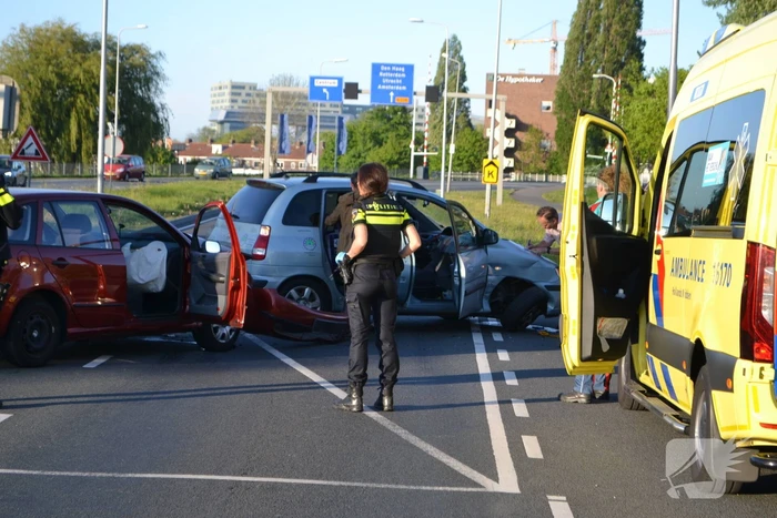 Bestuurder rijdt door rood en veroorzaakt ongeval
