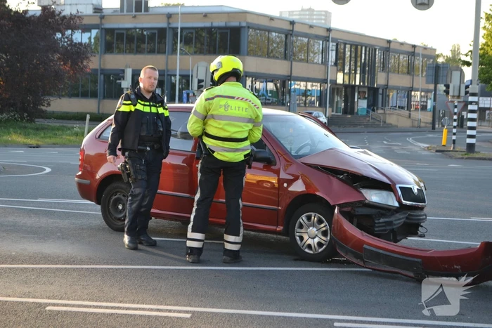 Bestuurder rijdt door rood en veroorzaakt ongeval