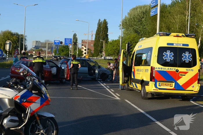 Bestuurder rijdt door rood en veroorzaakt ongeval