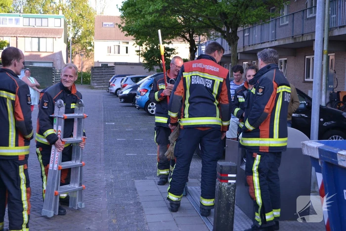 Brandweer vist sleutelbos uit ondergrondse container