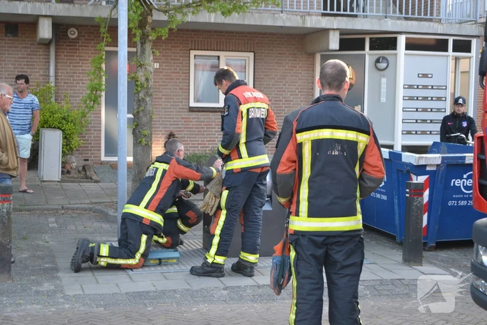 Brandweer vist sleutelbos uit ondergrondse container
