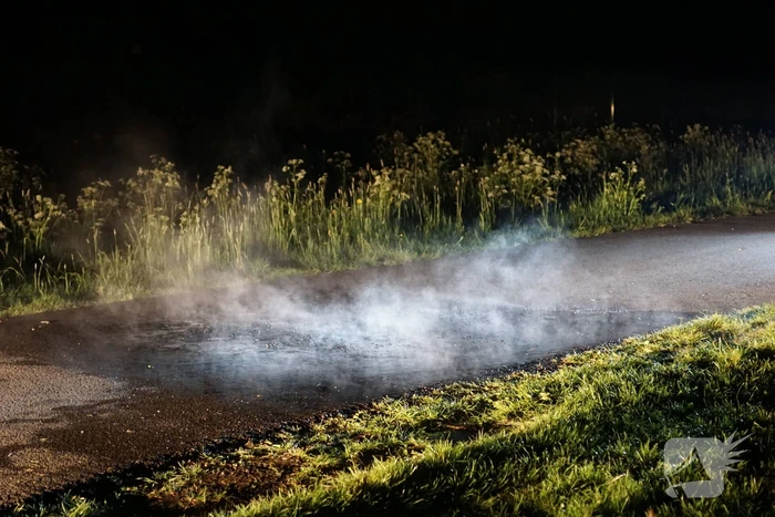 Brandweer blust brandend asfalt