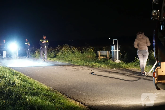 Brandweer blust brandend asfalt