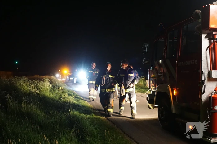 Brandweer blust brandend asfalt