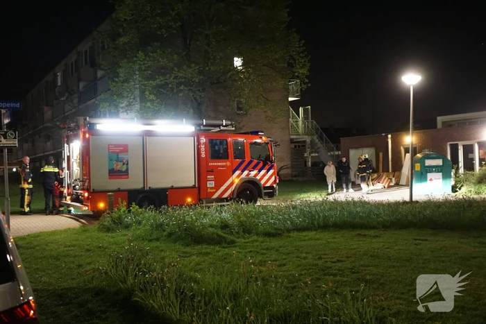 Brandweer blust brandend asfalt