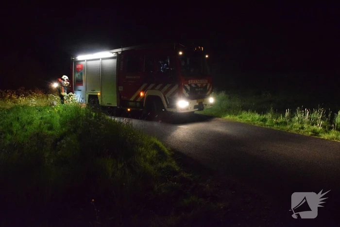 Brandweer blust brandend asfalt