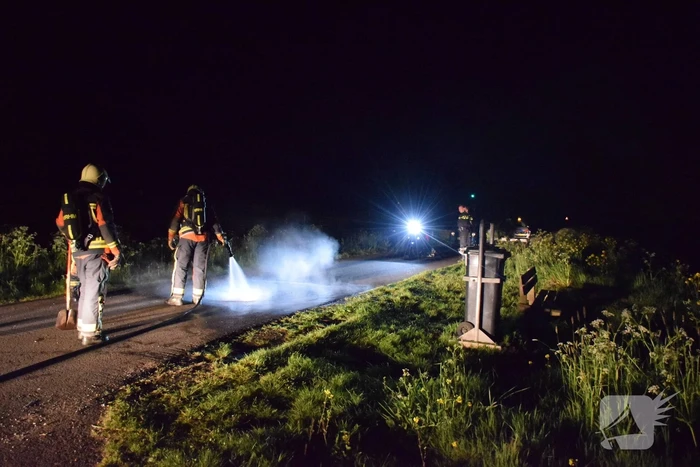Brandweer blust brandend asfalt
