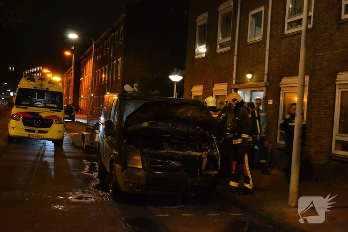 Motorcompartiment bestelbus volledig uitgebrand