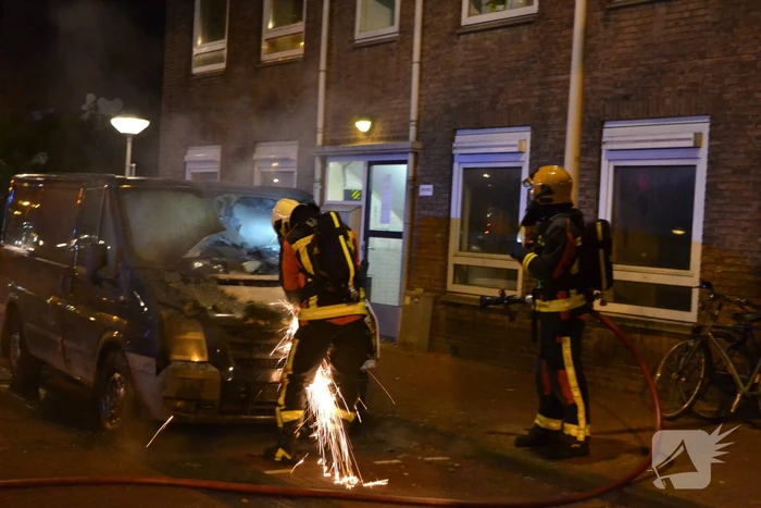 Motorcompartiment bestelbus volledig uitgebrand