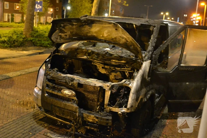 Motorcompartiment bestelbus volledig uitgebrand