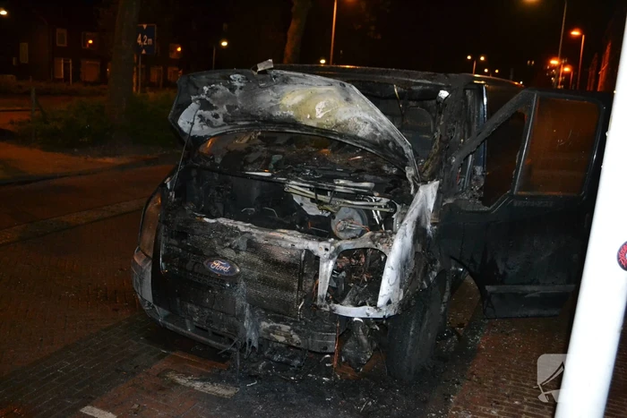Motorcompartiment bestelbus volledig uitgebrand