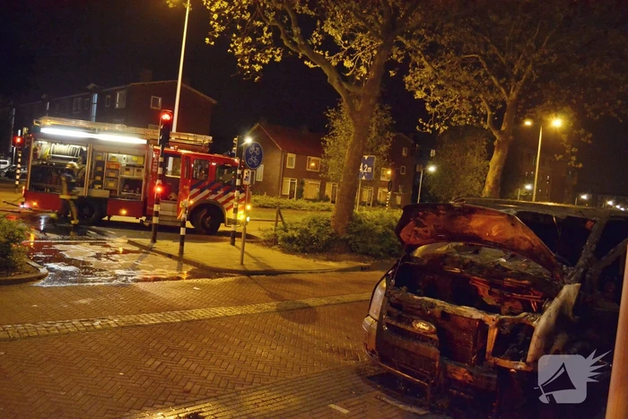Motorcompartiment bestelbus volledig uitgebrand