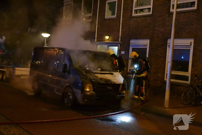 Motorcompartiment bestelbus volledig uitgebrand