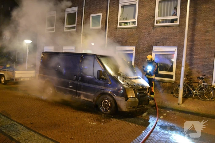 Motorcompartiment bestelbus volledig uitgebrand