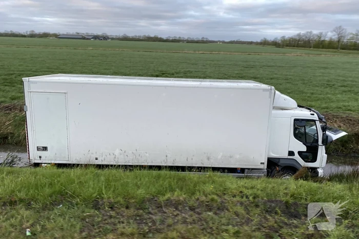 Vrachtwagen belandt in de sloot