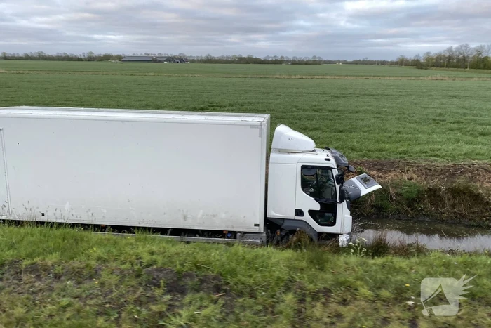 Vrachtwagen belandt in de sloot