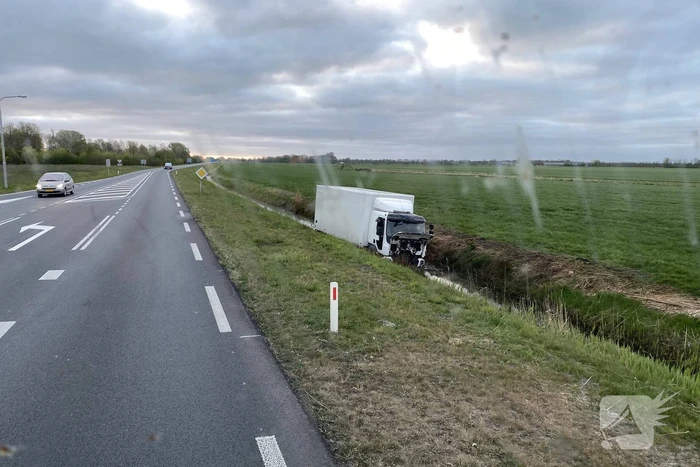 Vrachtwagen belandt in de sloot