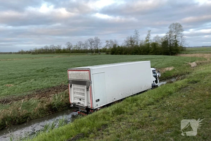 Vrachtwagen belandt in de sloot