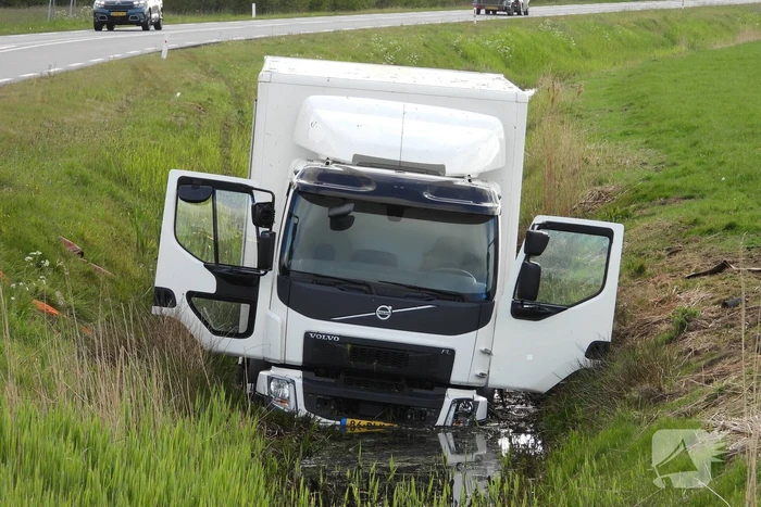 Vrachtwagen belandt in de sloot
