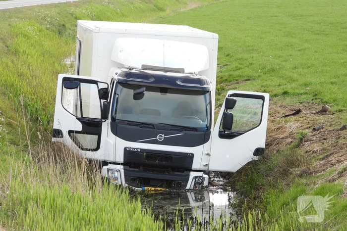 Vrachtwagen belandt in de sloot