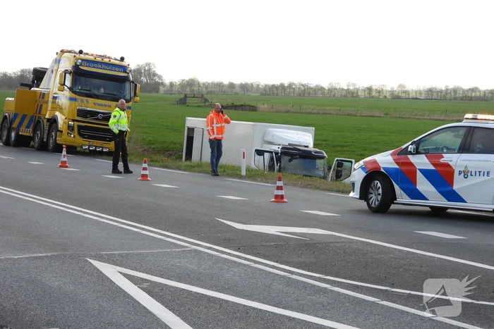 Vrachtwagen belandt in de sloot