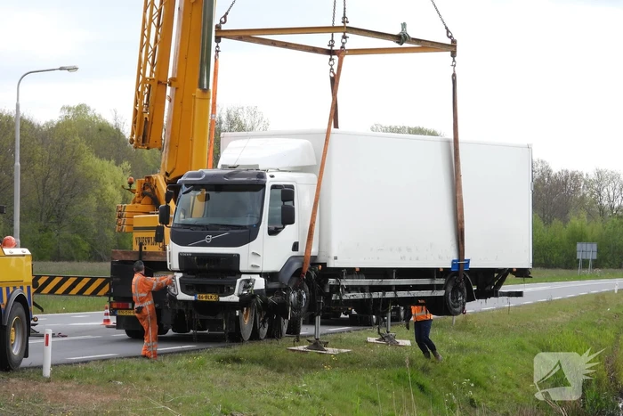 Vrachtwagen belandt in de sloot