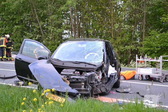 Twee personen zwaargewond na frontale aanrijding