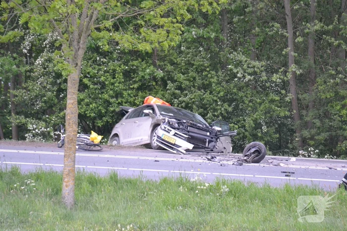 Twee personen zwaargewond na frontale aanrijding