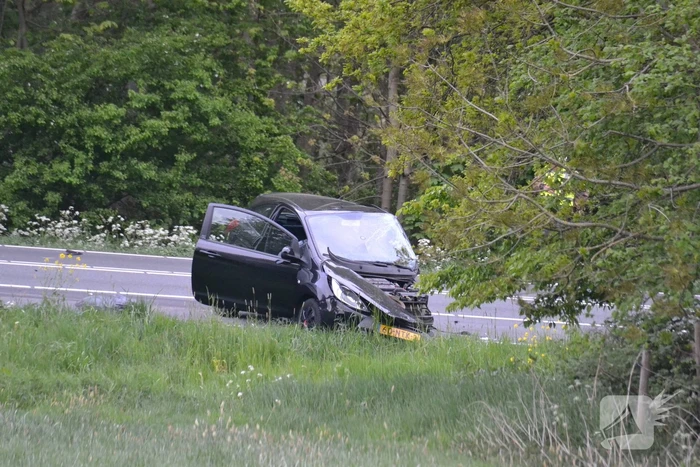 Twee personen zwaargewond na frontale aanrijding