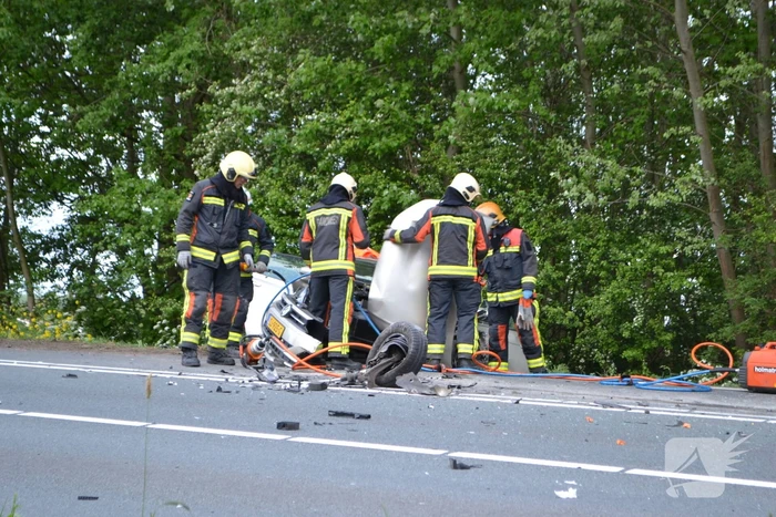 Twee personen zwaargewond na frontale aanrijding