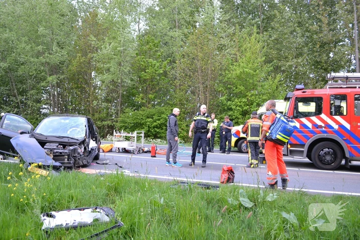 Twee personen zwaargewond na frontale aanrijding