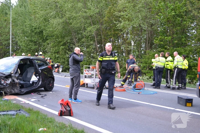 Twee personen zwaargewond na frontale aanrijding