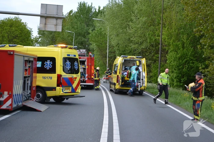 Twee personen zwaargewond na frontale aanrijding