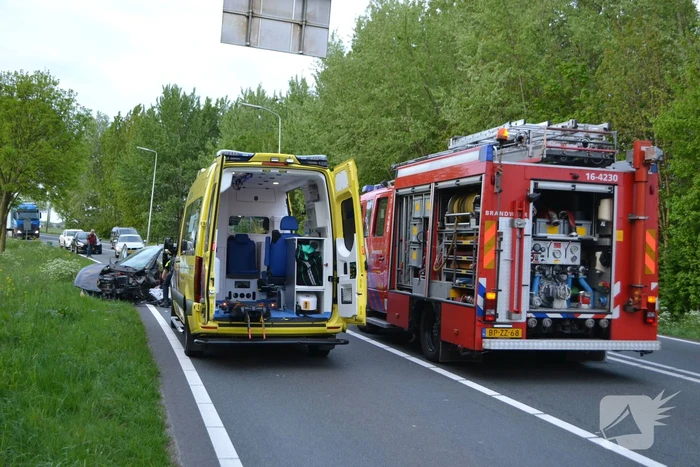 Twee personen zwaargewond na frontale aanrijding