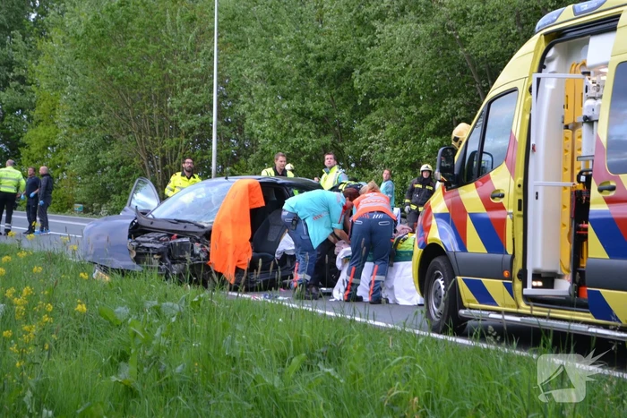Twee personen zwaargewond na frontale aanrijding
