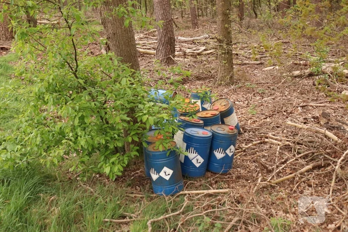 Meerdere vaten met mogelijk drugsafval gedumpt in bosschage