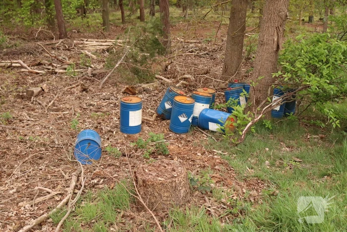 Meerdere vaten met mogelijk drugsafval gedumpt in bosschage