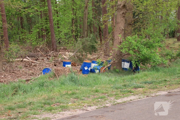 Meerdere vaten met mogelijk drugsafval gedumpt in bosschage