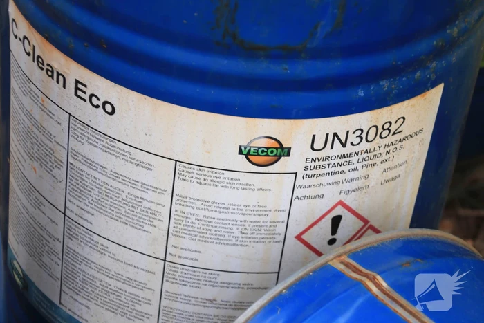 Meerdere vaten met mogelijk drugsafval gedumpt in bosschage