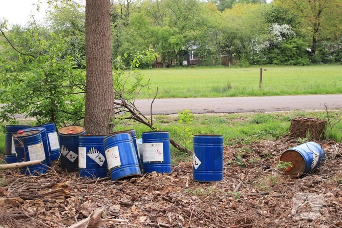 Meerdere vaten met mogelijk drugsafval gedumpt in bosschage