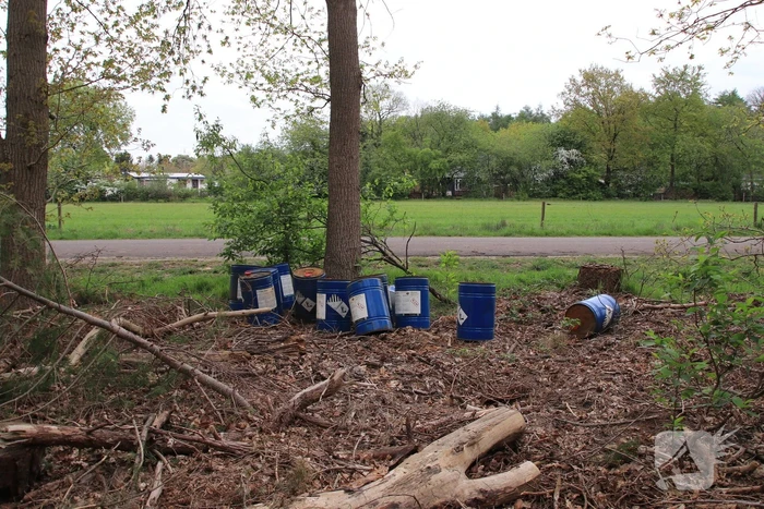Meerdere vaten met mogelijk drugsafval gedumpt in bosschage