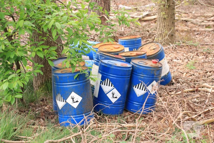 Meerdere vaten met mogelijk drugsafval gedumpt in bosschage